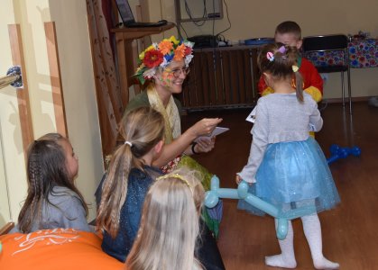 Wręczanie dyplomów uczestnikom zabawy